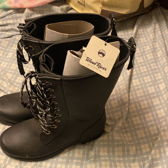 Rubber boots never been worn. Tags are still attached to them. - Picture 3 of 4